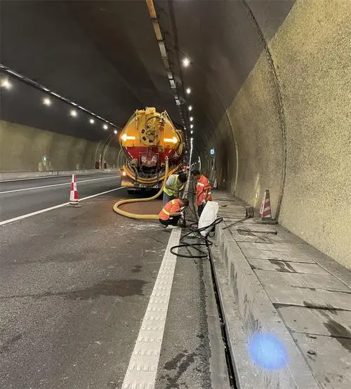 阎良隧道排水渠清淤